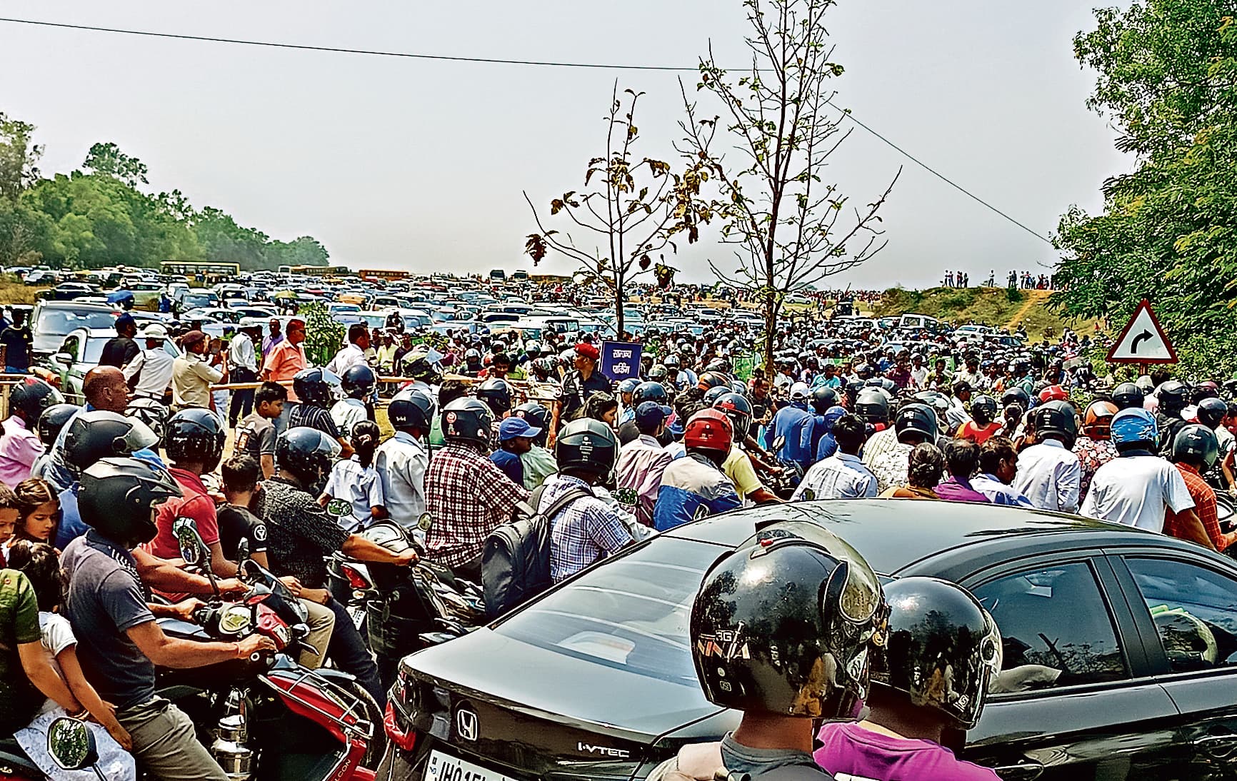 Ranchi News : एयर शो खत्म होने के बाद वाहनों का रेला सड़कों पर, लंबा जाम