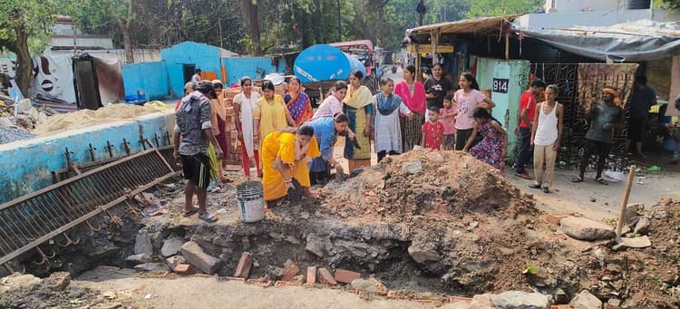 Dhanbad News : रेल कॉलोनी का रास्ता बंद करने का महिलाओं ने किया विरोध, रास्ता के लिए तीन फीट जमीन छोड़ने पर बनी सहमति