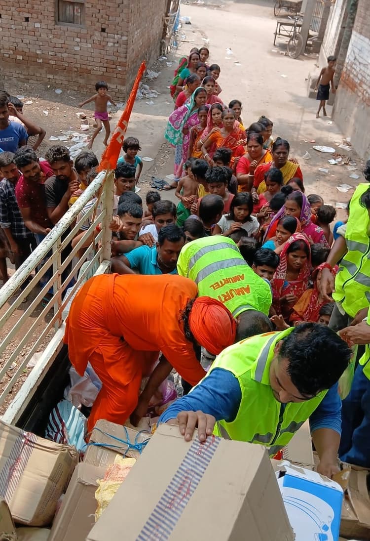 Bokaro News : अमृत स्वयंसेवकों ने की मुर्शिदाबाद के पीड़ितों की मदद