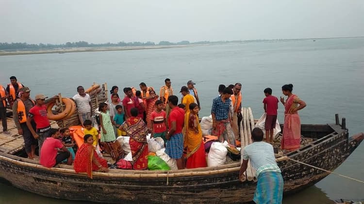 शमशेरगंज और सूती इलाके में अपने घर लौट रहे ग्रामीण