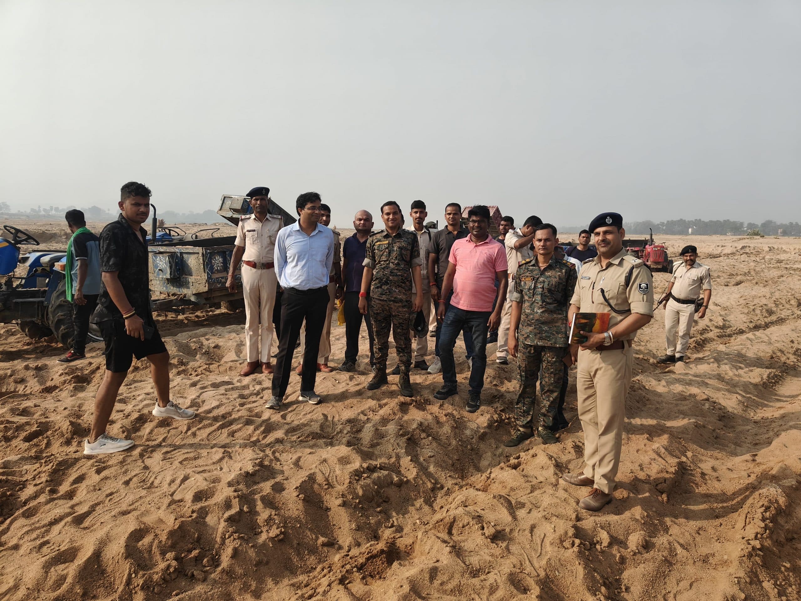 अवैध खनन में 14 ट्रैक्टर जब्त