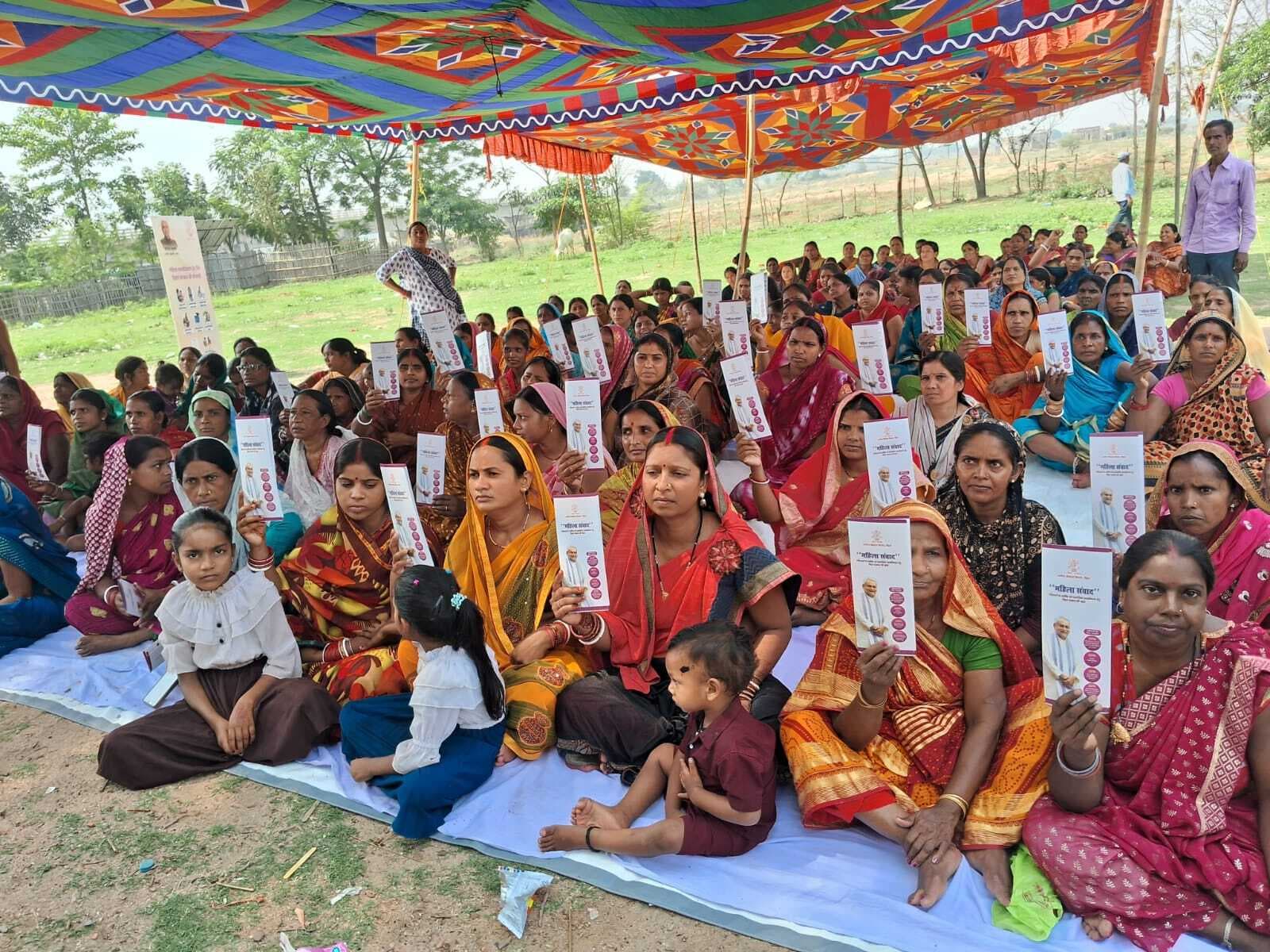 संवाद कार्यक्रम में महिलाओं ने बैठक करने के लिए मांगी जगह