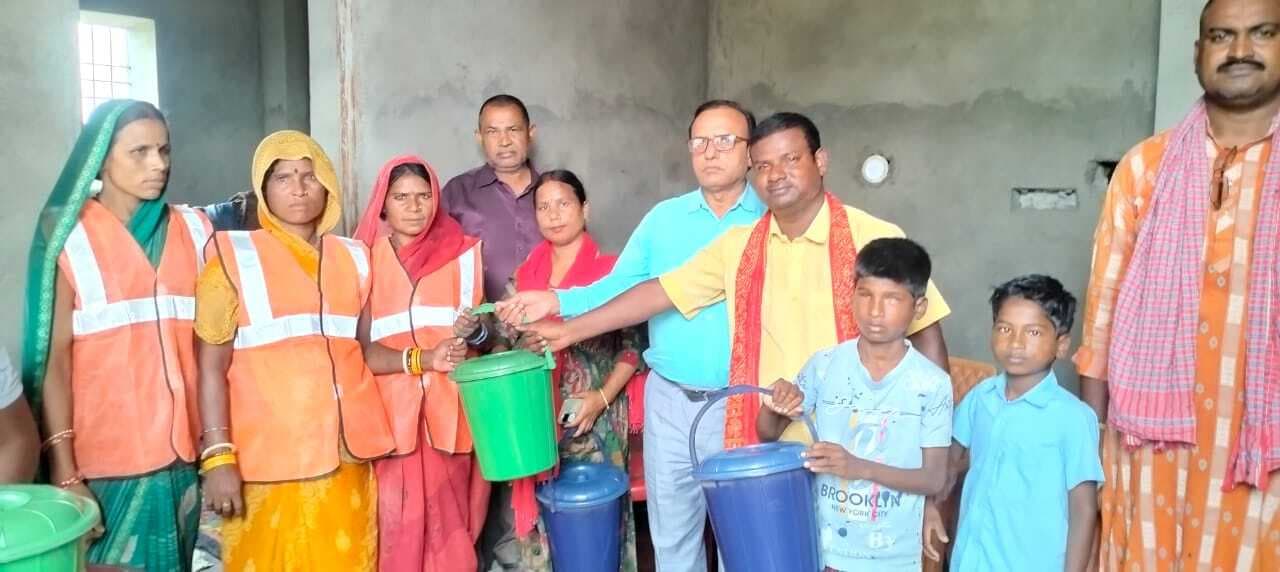 अपशिष्ट प्रबंधन के तहत घर-घर डस्टबिन का किया वितरण