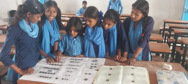 विद्यर्थियोंने परखी सिक्कों की प्रदर्शनी