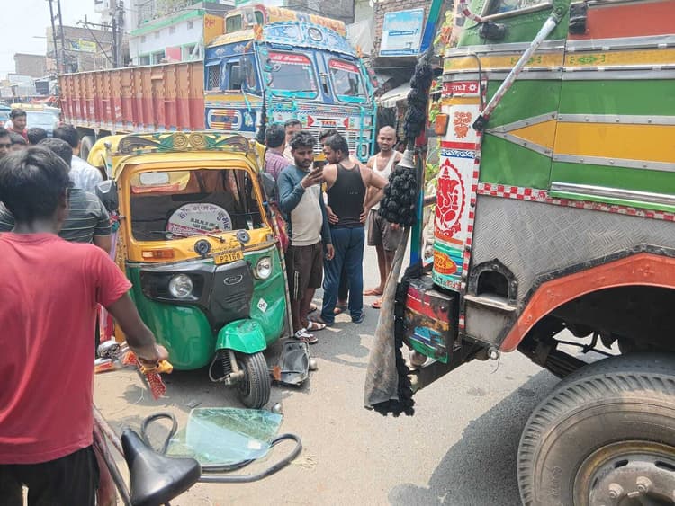 ट्रक की टक्कर ऑटो चालक जख्मी