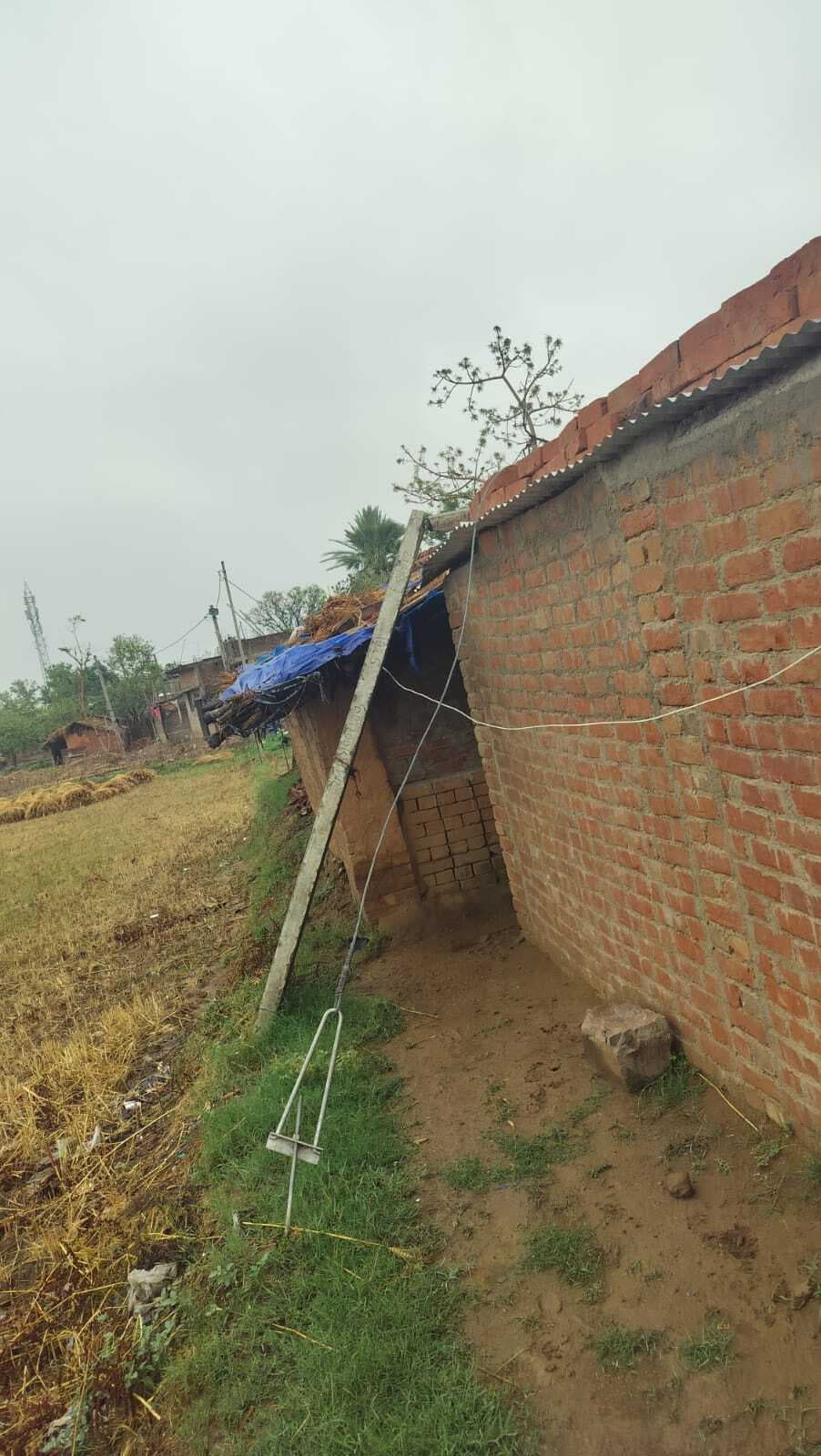 आंधी से गिरे बिजली खंभे को नहीं किया जा रहा दुरुस्त