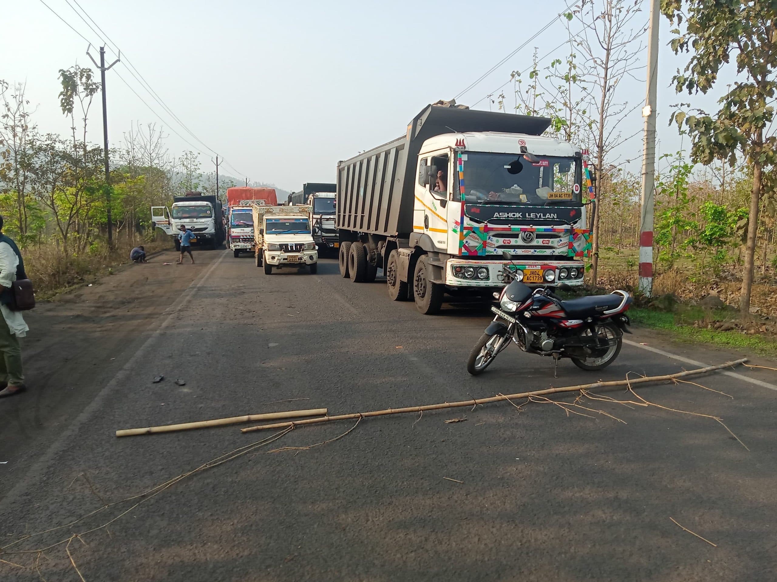 हाइवा की चपेट में आने से बालक घायल, परिजनों ने किया जाम