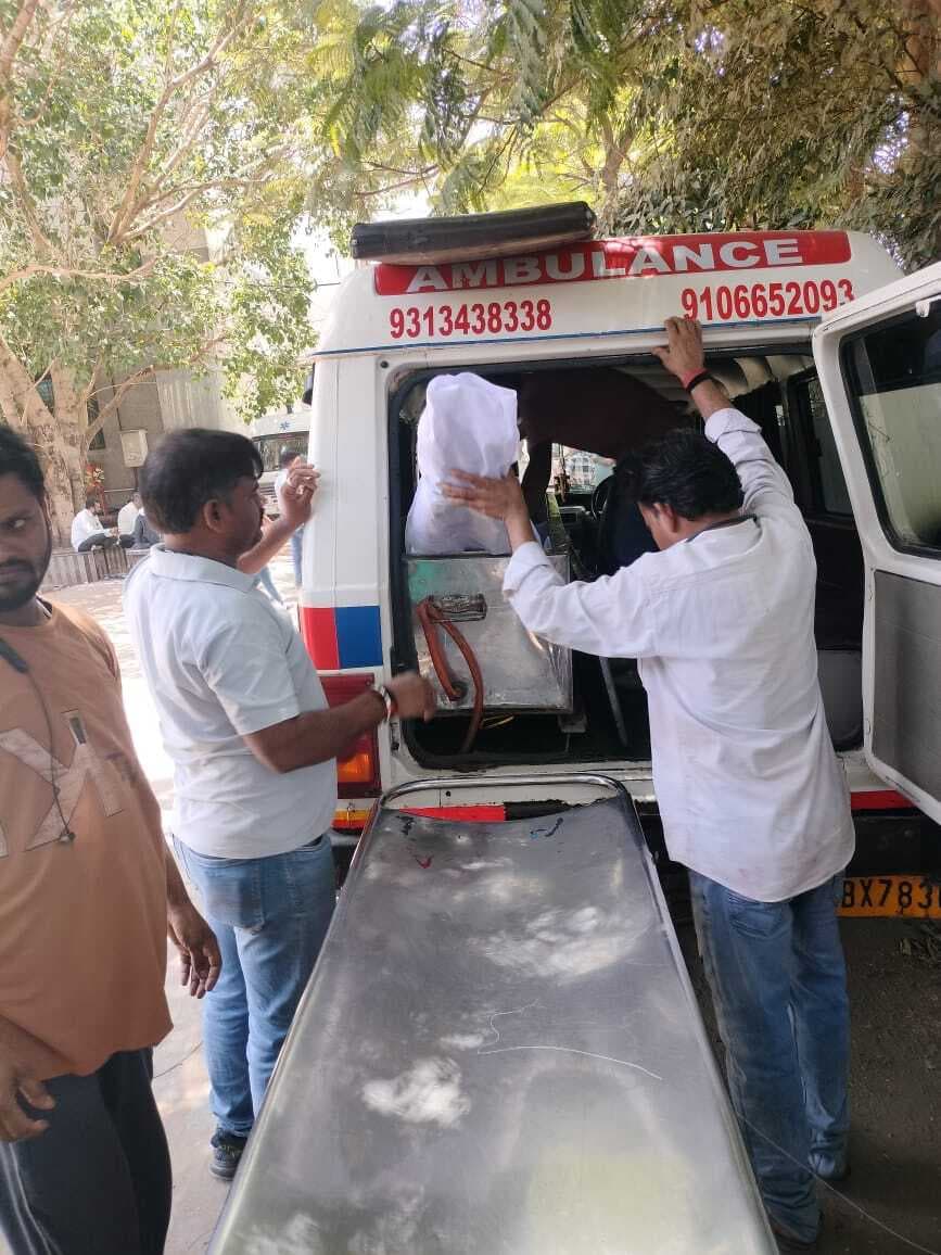 Deoghar news : मोहनपुर के मजदूर की गुजरात में करंट लगने से मौत, एंबुलेंस से लाया गया शव