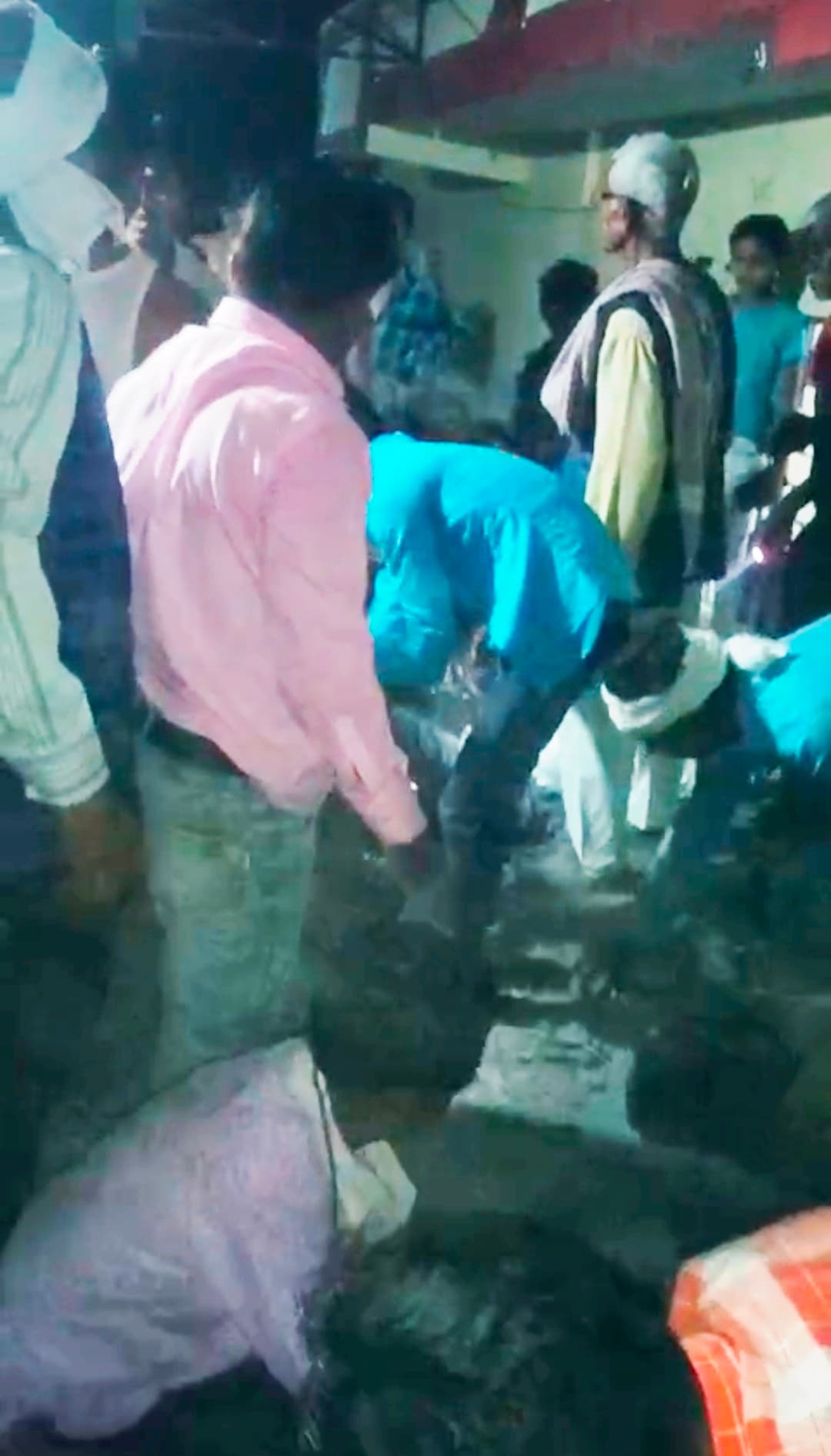 अचानक बारातियों से भरी बस में दौड़ी करेंट, तीन की हालत गंभीर