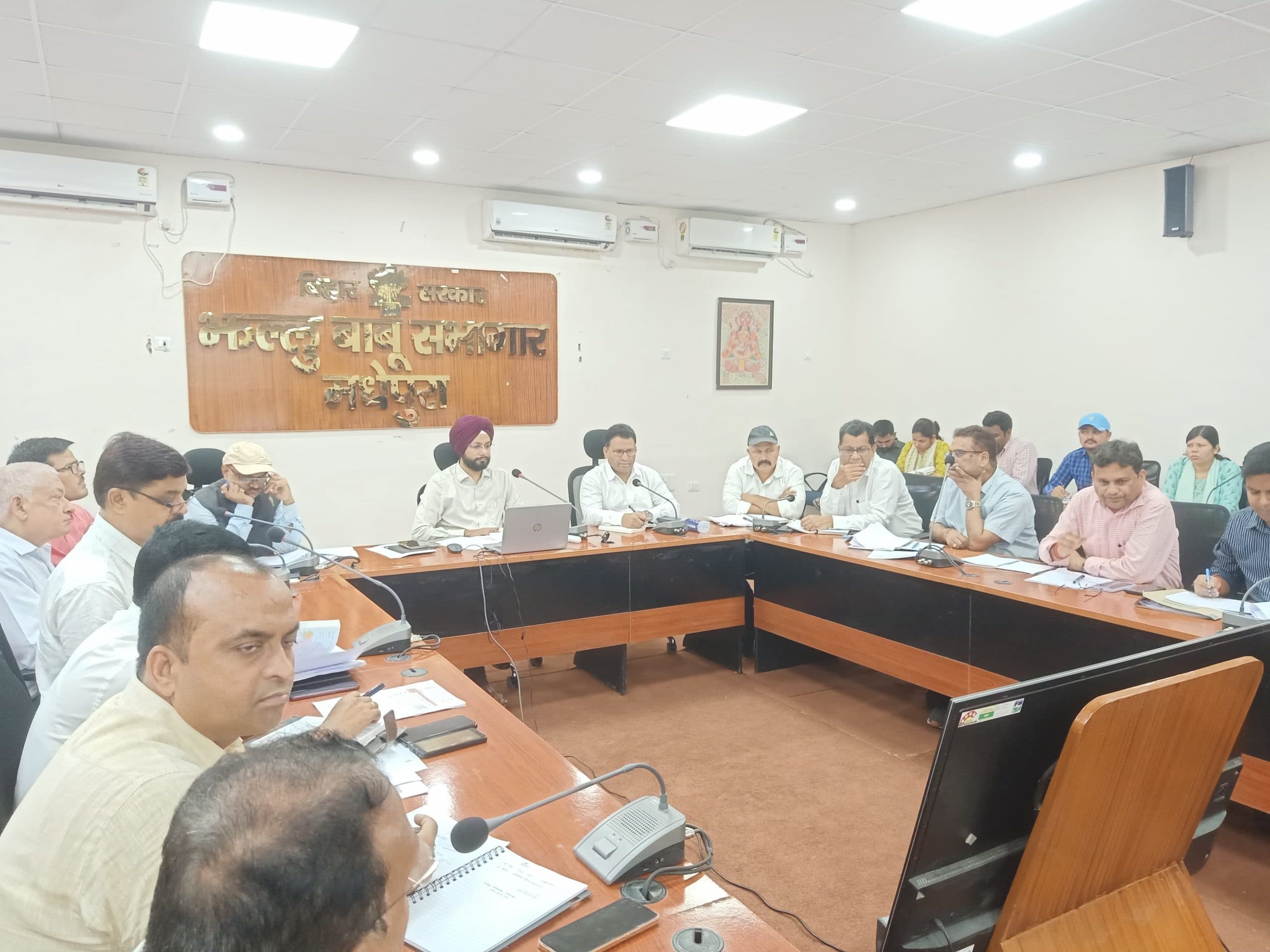 सीएम के जनता दरबार सहित सभी लंबित मामलों का करें निबटारा: डीएम