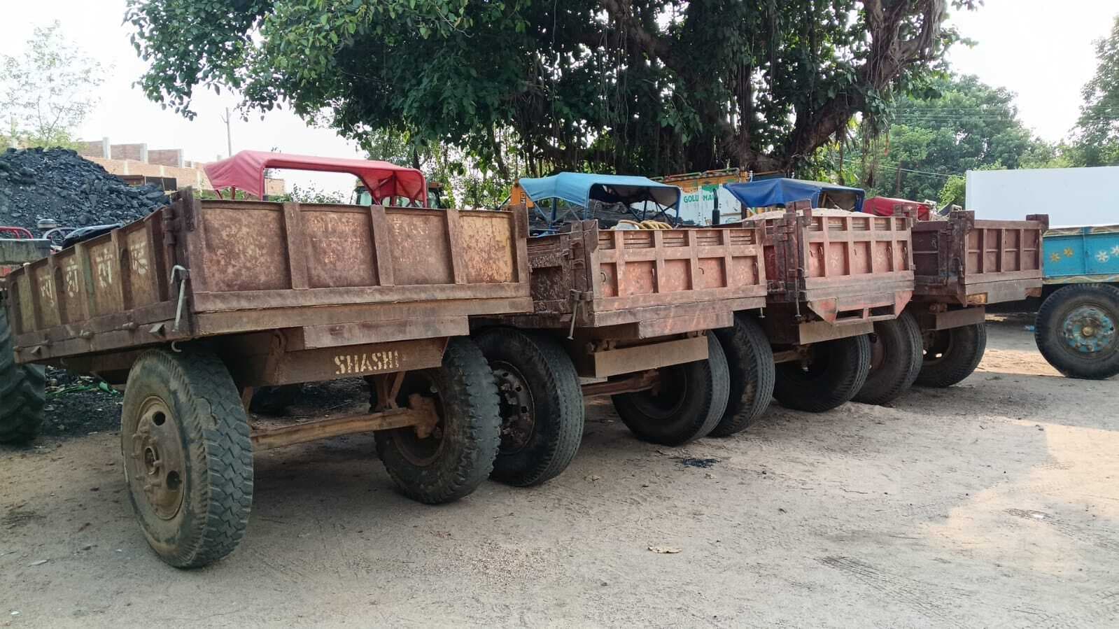 पुलिस ने बालू लदे पांच ट्रैक्टरों को किया जब्त