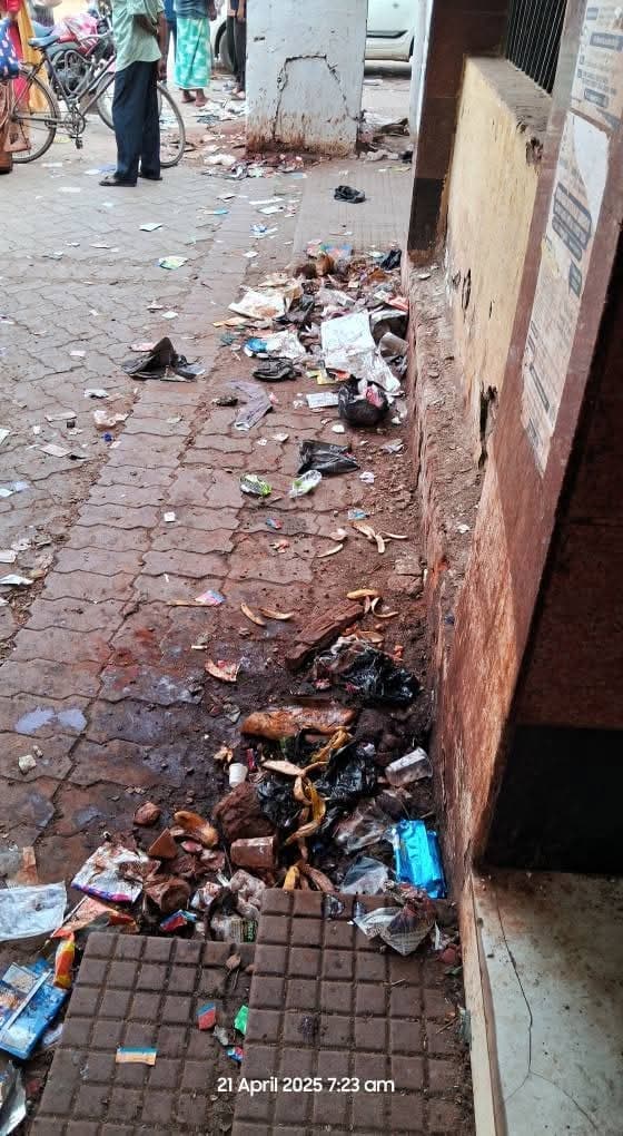 तीन और चार नंबर प्लेटफाॅर्म पर है गंदगी का अंबार, चार दिनों बाद सिर्फ एक व दो नंबर प्लेटफॉर्म की हुई है सफाई