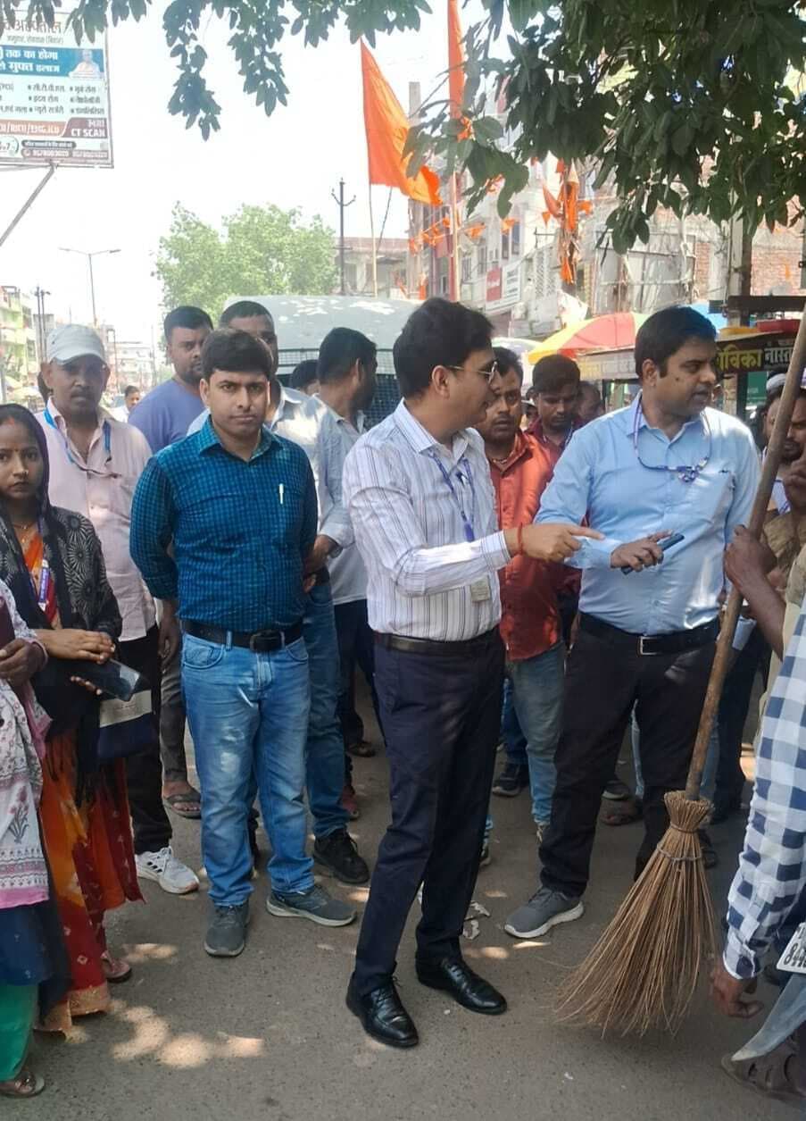 Kaimur News : शहर में गंदगी फैलाने वाले 25 दुकानदारों से वसूला गया जुर्माना