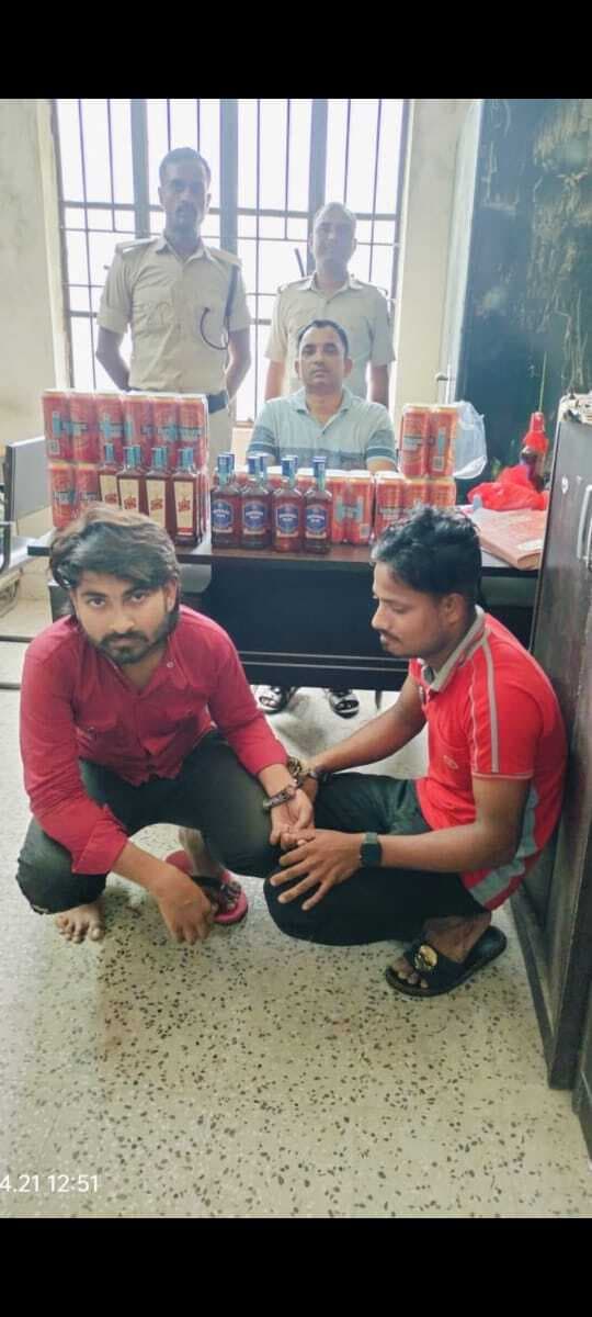 27 लीटर शराब के साथ दो तस्कर गिरफ्तार