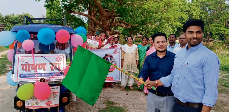 बीडीओ हरी झंडी दिखाकर पोषण रथ को किया रवाना