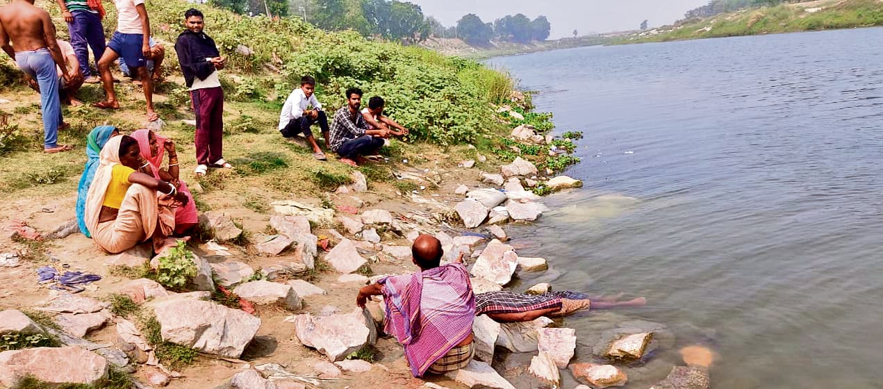 बूढी गंडक नदी में अलग-अलग जगहों पर डूबने से एक अधेड़ व एक लड़की की मौत