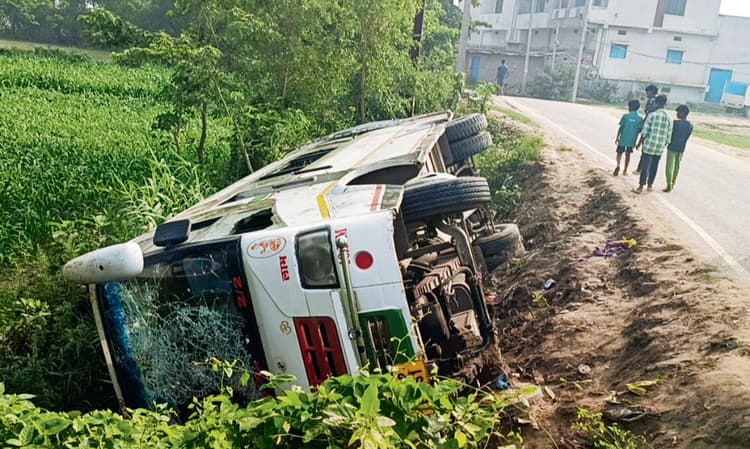 बरात जा रही बस गड्ढे में पलटी, लगभग 40 बराती हुए घायल