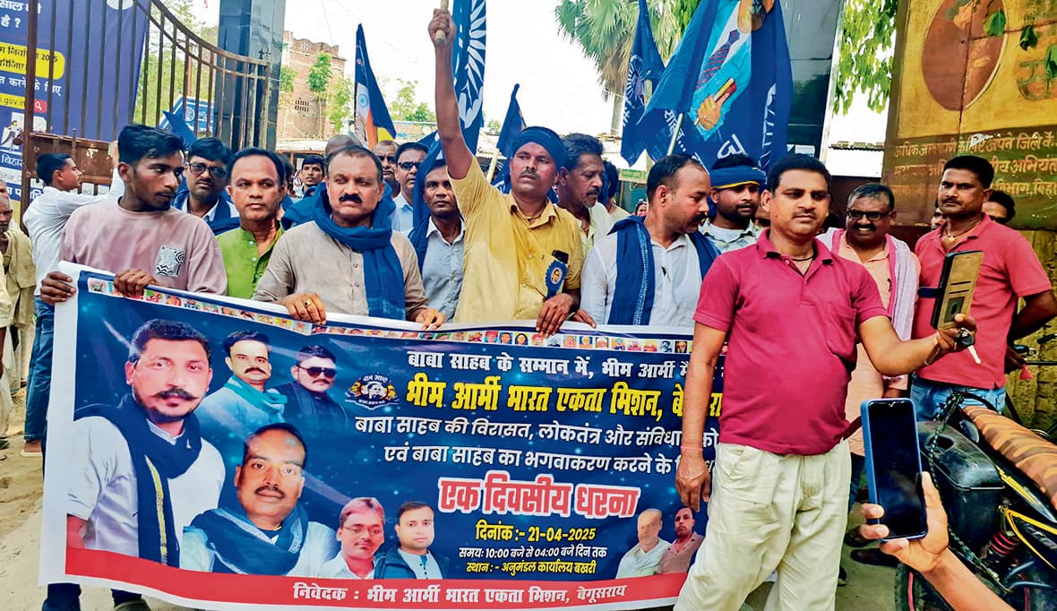 बखरी में फुले-आंबेडकर विचार मंच ने भीम मार्च निकालकर किया विरोध प्रदर्शन