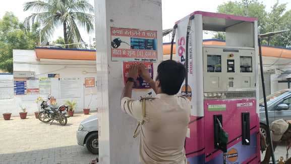 नो हेलमेट, नो पेट्रोल को लेकर पुलिस ने चलाया अभियान