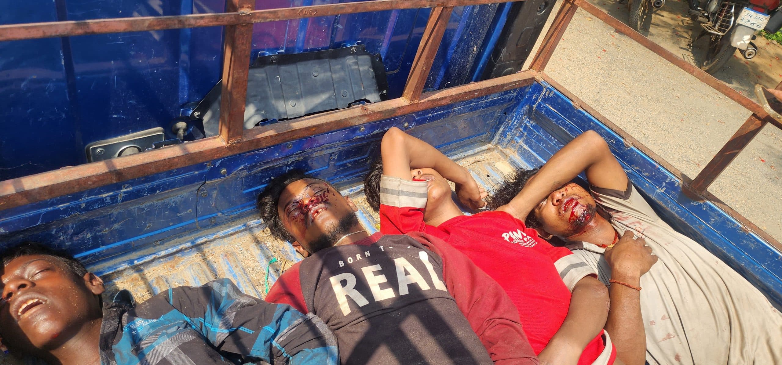 Giridih News :डीजे लोड पिकअप वैन पेड़ से टकरायी, एक की मौत, पांच युवक घायल