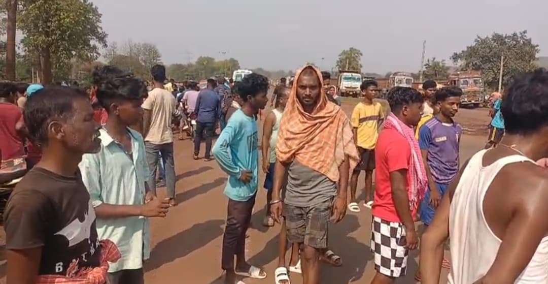 Chaibasa News : अनियंत्रित ट्रक ढाबे में घुसा, अंदर सो रही महिला की मौत