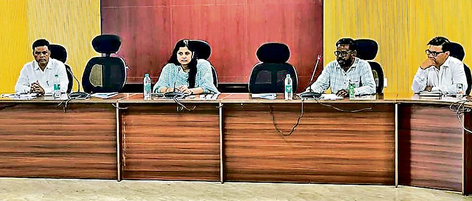 Dhanbad News: पुनर्वासन व पुनर्व्यवस्थापन को बेहतर पैकेज तैयार करें सेल : उपायुक्त