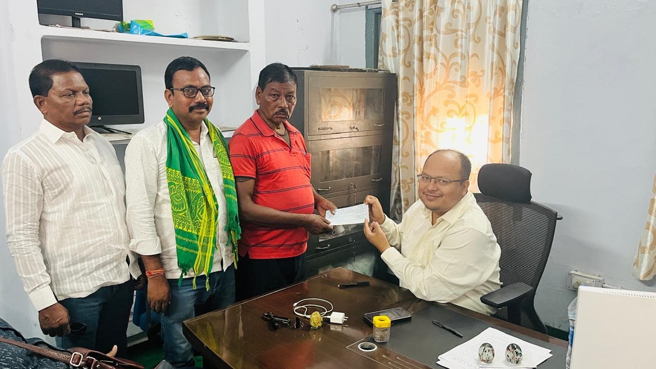 Jamshedpur News : मजदूर को दिलायी फाइनल सेटलमेंट की राशि