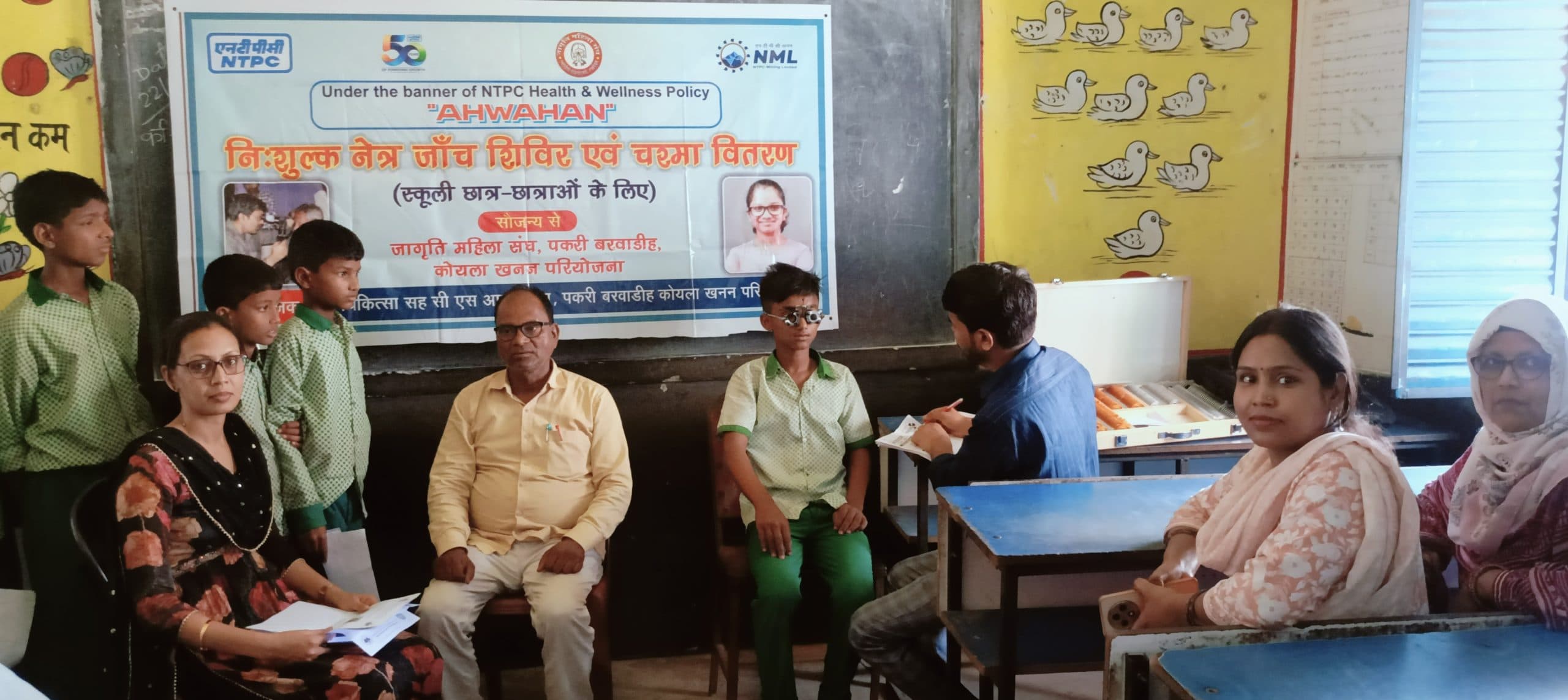 शिविर में 1्09 विद्यार्थियों की आंखों की जांच