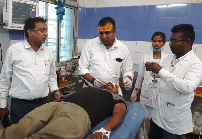 देव-केताकी नहर रोड में शराब धंधेबाज ने उत्पाद विभाग के चालक को बाइक से रौंदा, अस्पताल में भर्ती