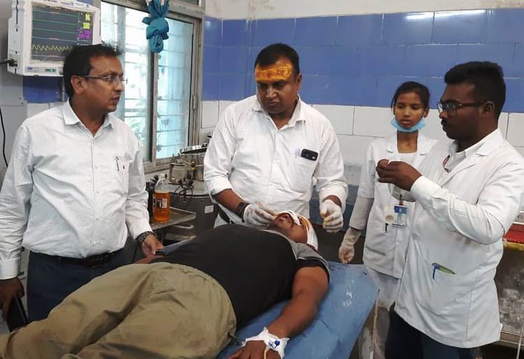 देव-केताकी नहर रोड में शराब धंधेबाज ने उत्पाद विभाग के चालक को बाइक से रौंदा, अस्पताल में भर्ती