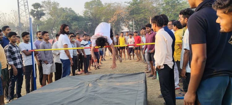 होमगार्ड की तैयारी में जुटे छात्र-छात्राएं