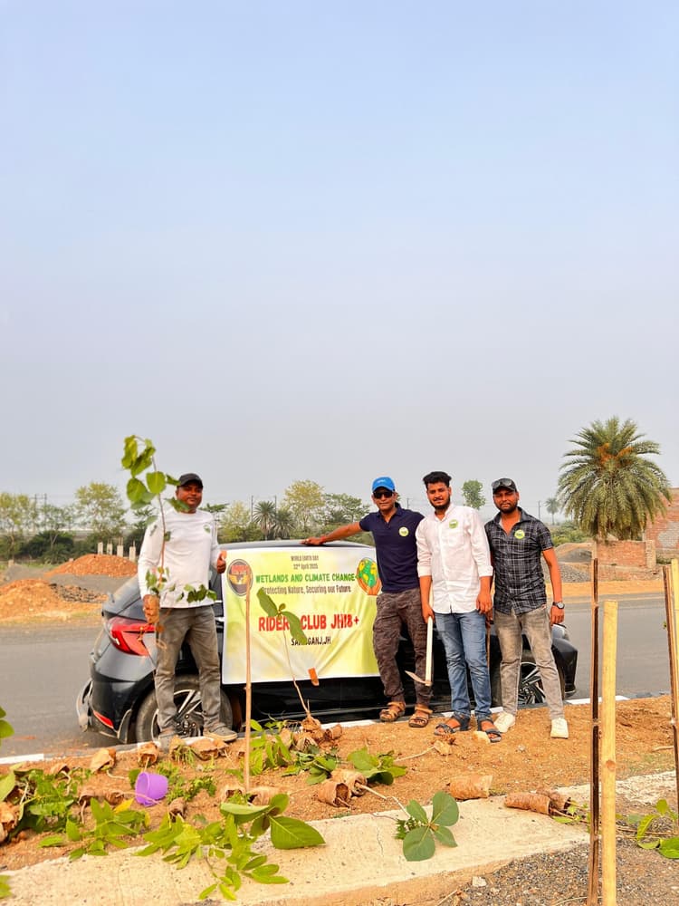 क्लब ने महाराजपुर एनएच 80 के बीच लगाये 111 पौधे