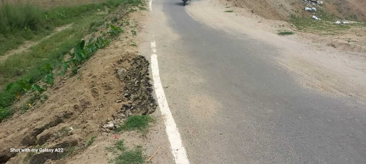 करोड़ों की लागत से बना जहद घाट पुल का एप्रोच पथ में कटाव जारी