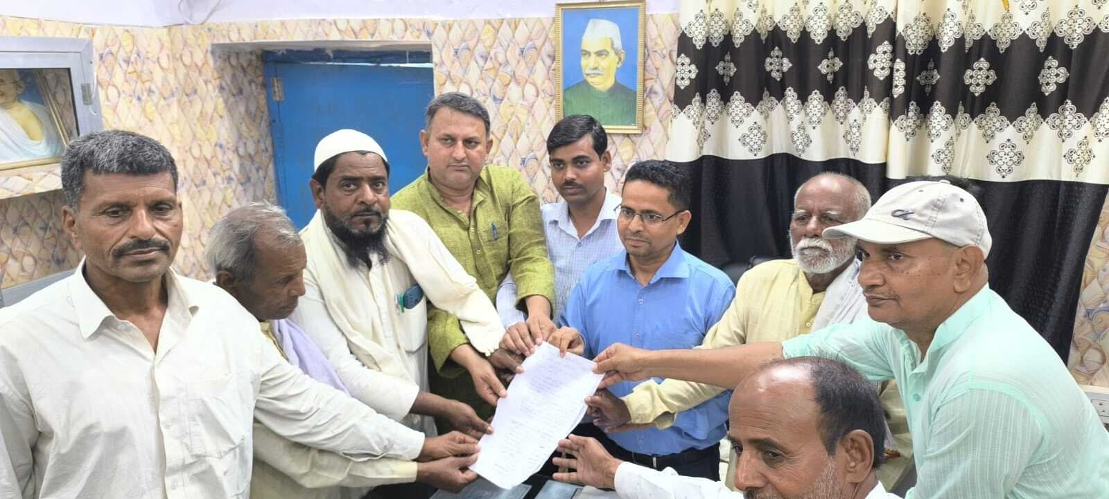 मुआवजा की मांग को लेकर बीडीओ को सौंपा ज्ञापन