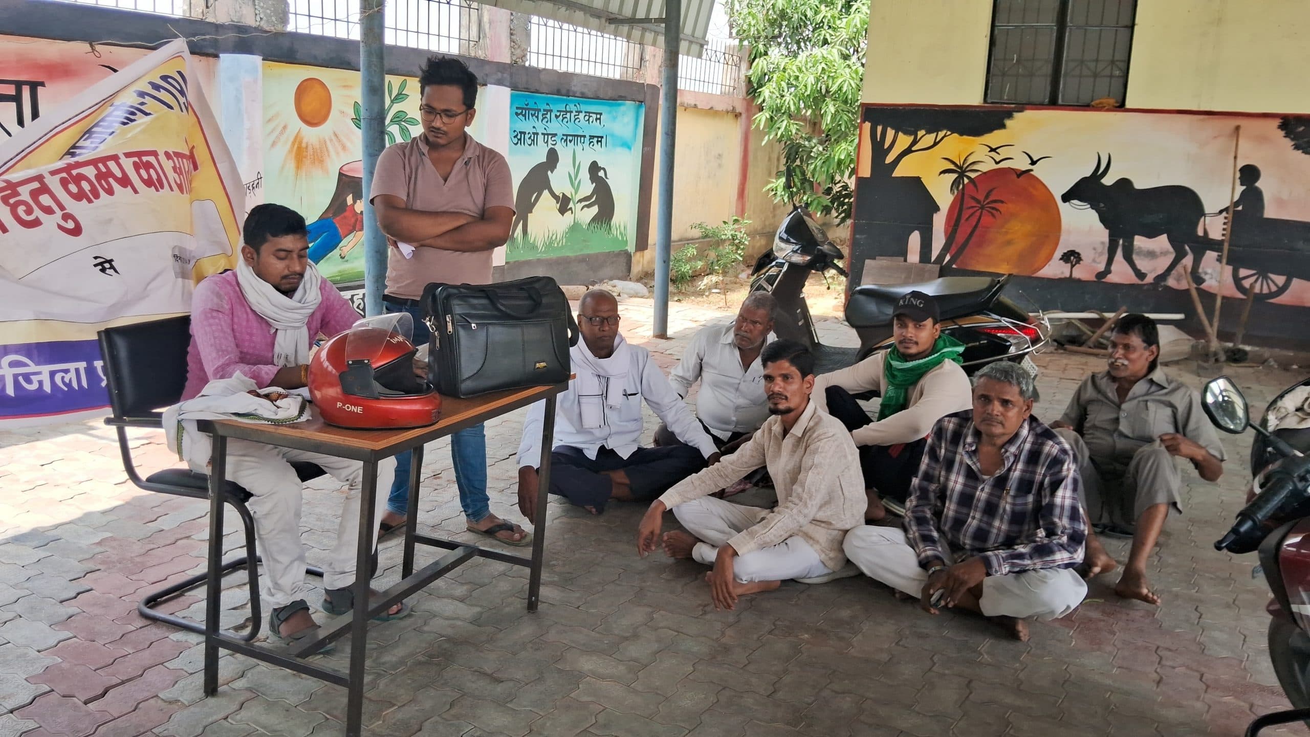 दूसरे दिन भी शिविर में 12 बजे के बाद पहुंचे कर्मी, नहीं आये अधिकारी