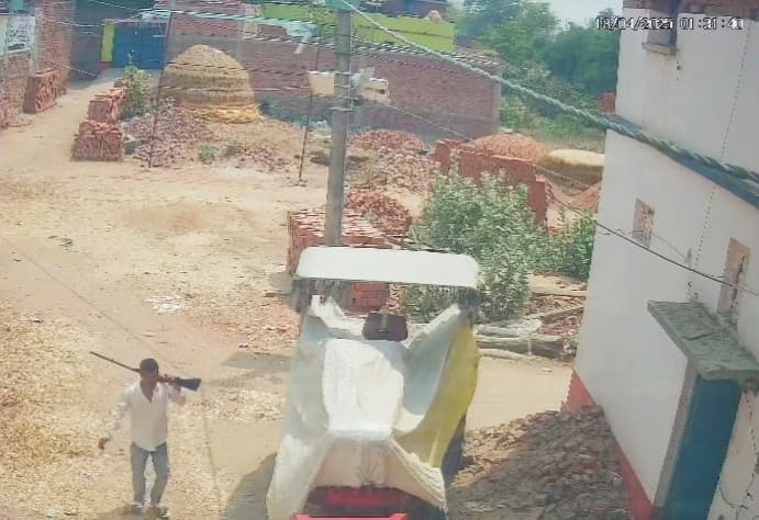 बरूना में दहशत फैलाने के लिए दिनदहाड़े गोलीबारी, घटना सीसीटीवी में कैद