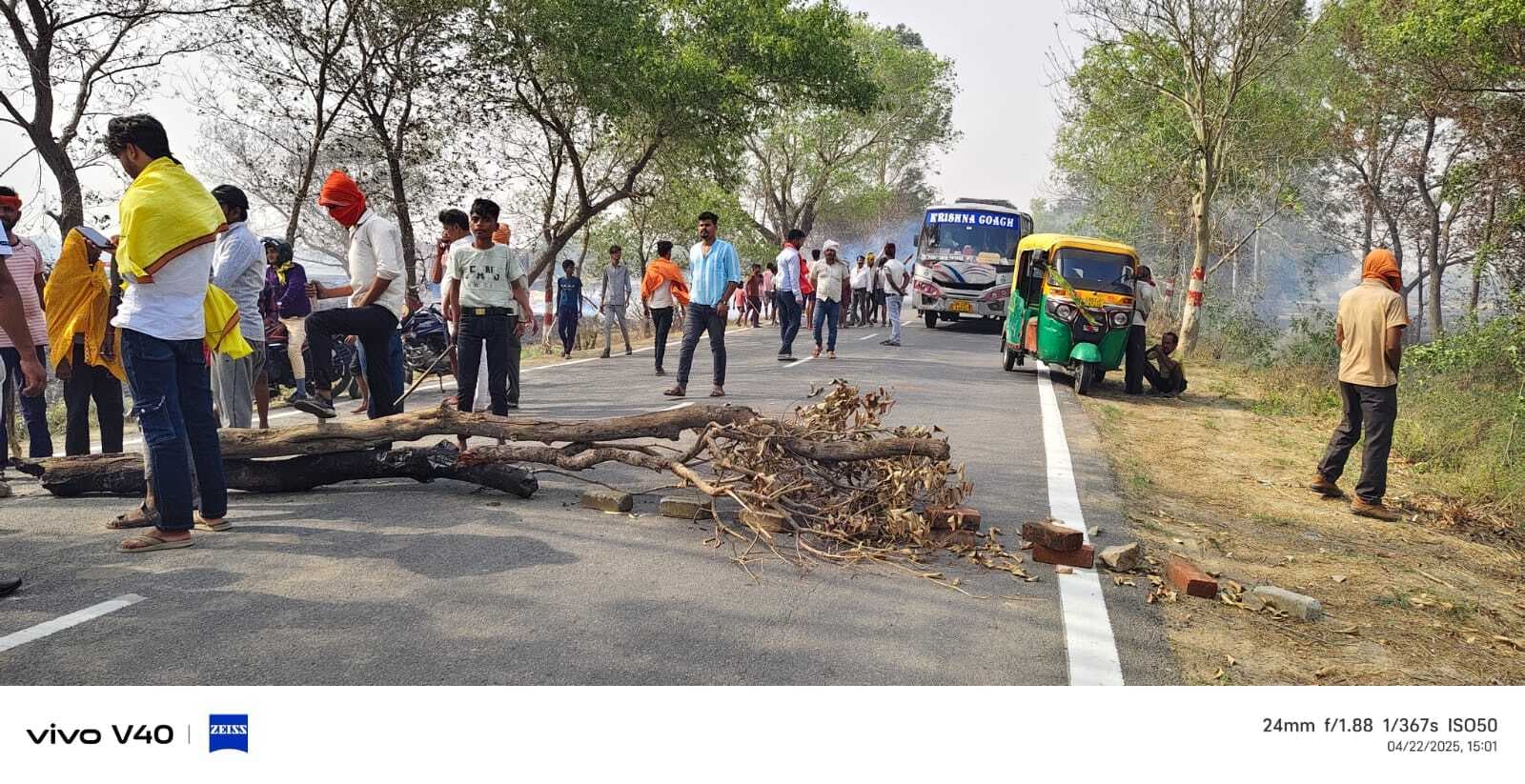 अगलगी की घटना से नाराज ग्रामीणों ने किया चक्का जाम