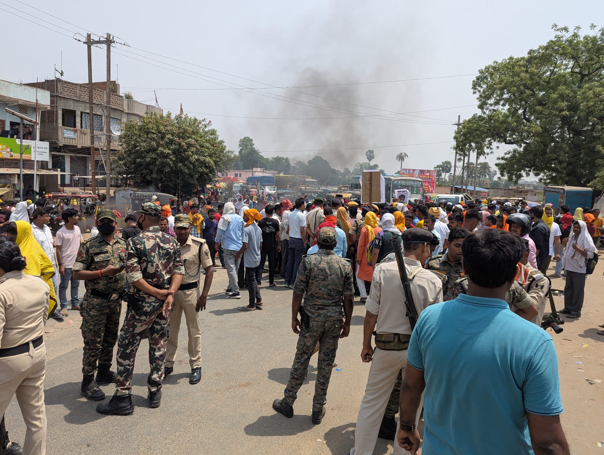 लापता आभूषण दुकानदार की बरामदगी को लेकर रोड जाम व आगजनी