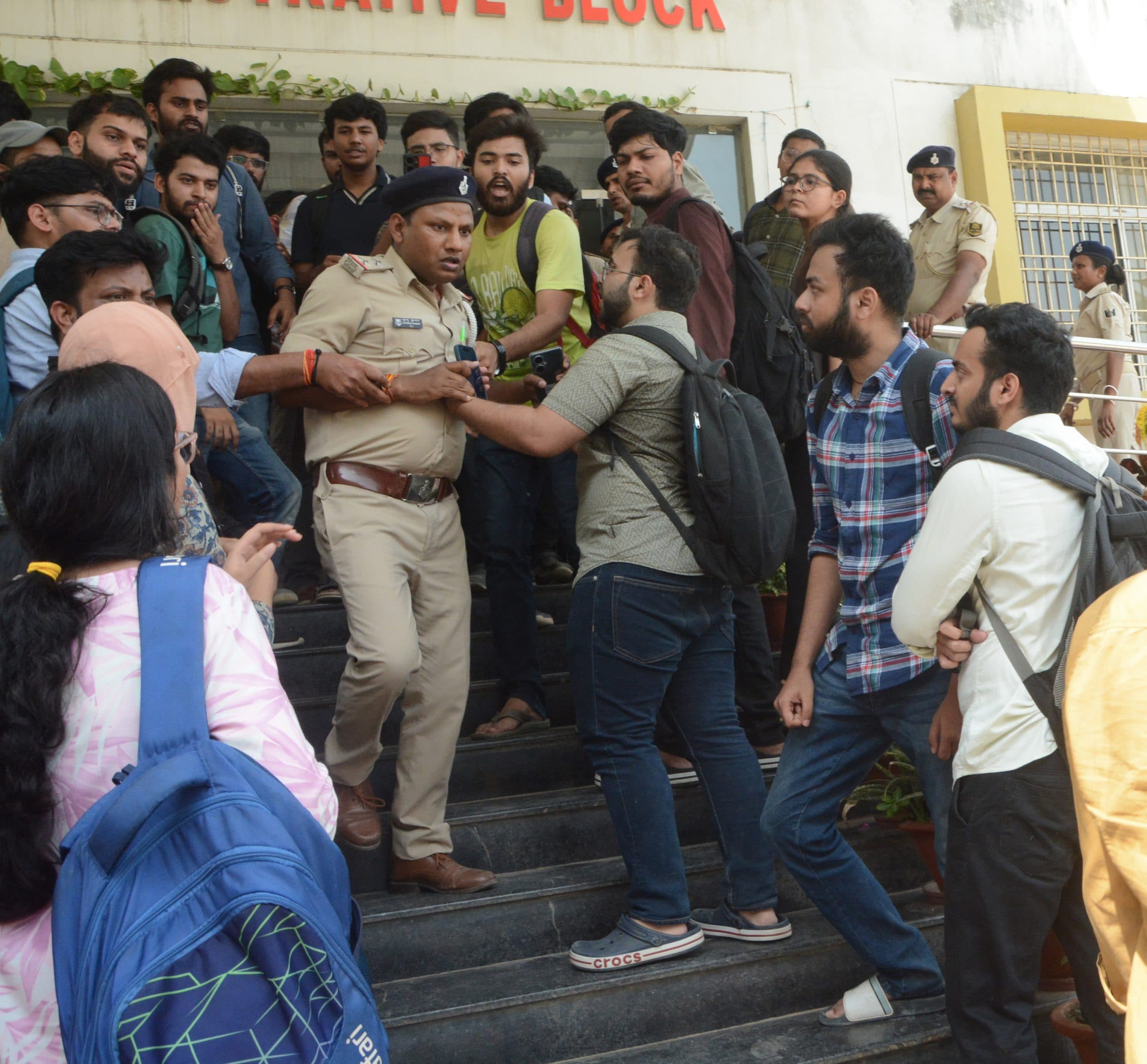 एकेयू में एमबीबीएस की परीक्षा के दौरान हंगामा, आउट ऑफ सिलेबस सवाल पूछे जाने पर भड़के छात्र