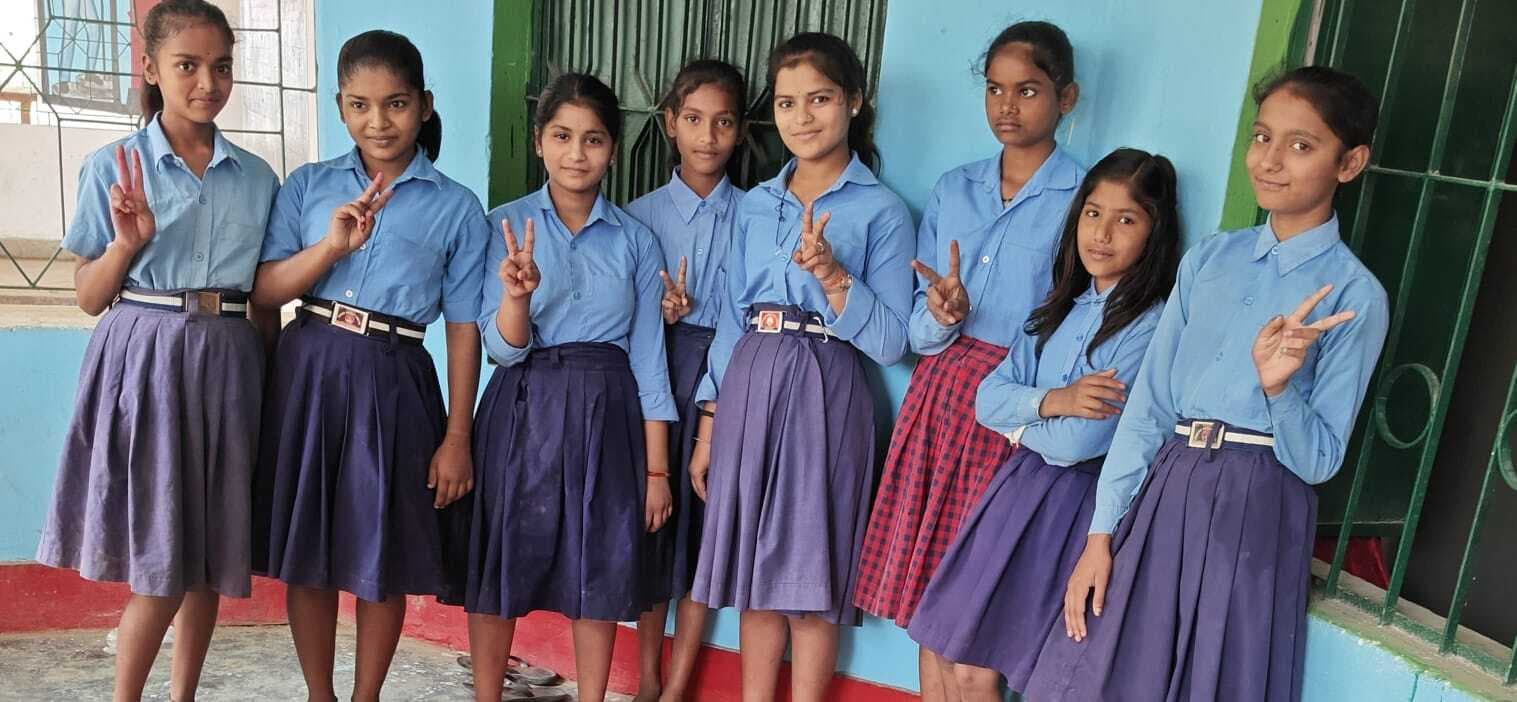 मध्य विद्यालय की छात्रों ने ट्रेन परिचालन पर तैयार की पेंटिंग