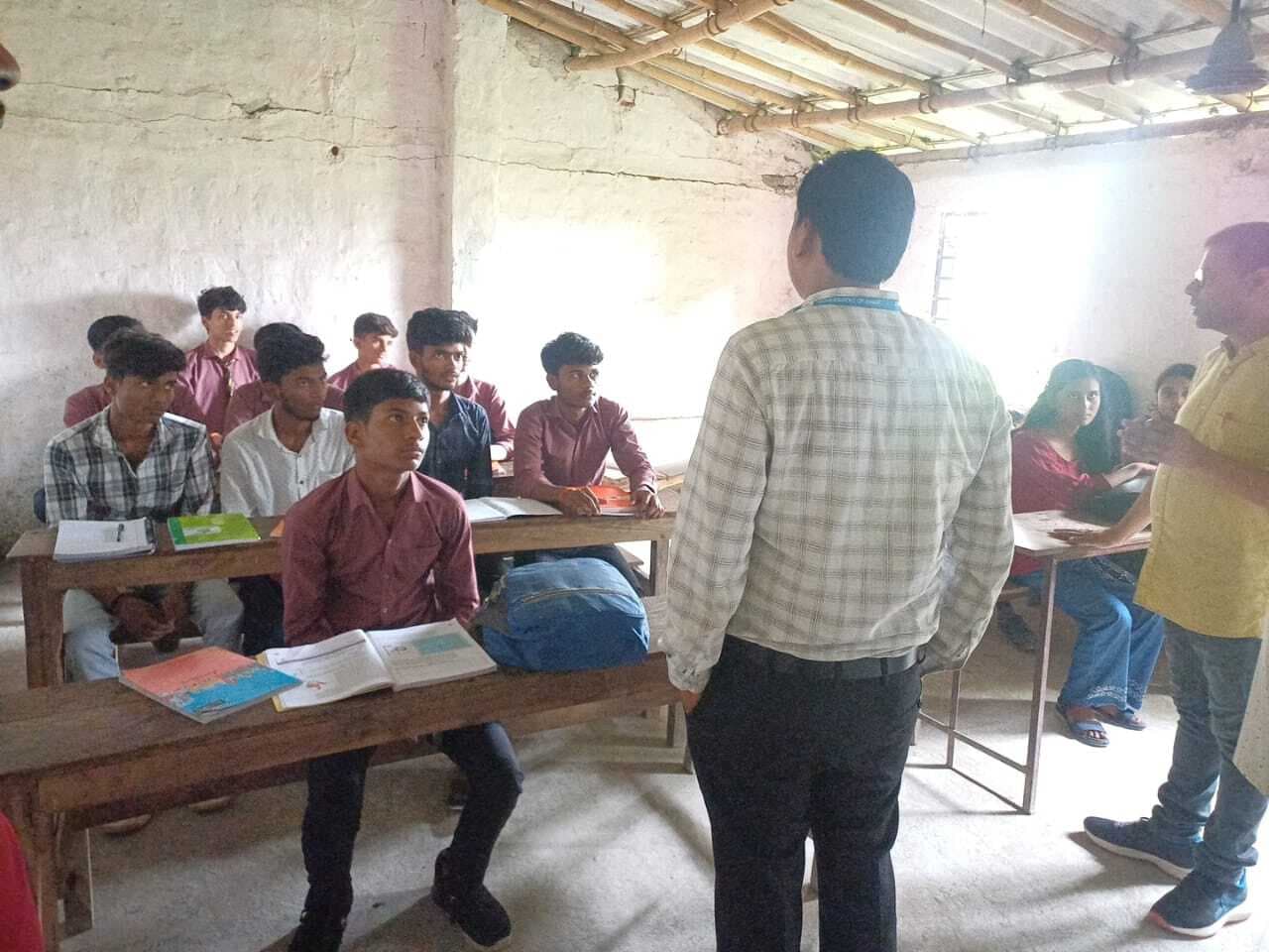 निजी शिक्षण संस्थान पहुंचकर बीइओ ने किया निरीक्षण