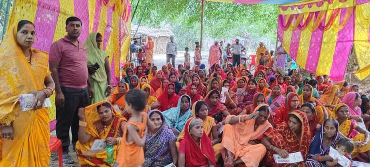 Motihari : संवाद कार्यक्रम में अपनी आंकाक्षाओं को सामने रख रही हैं महिलाएं