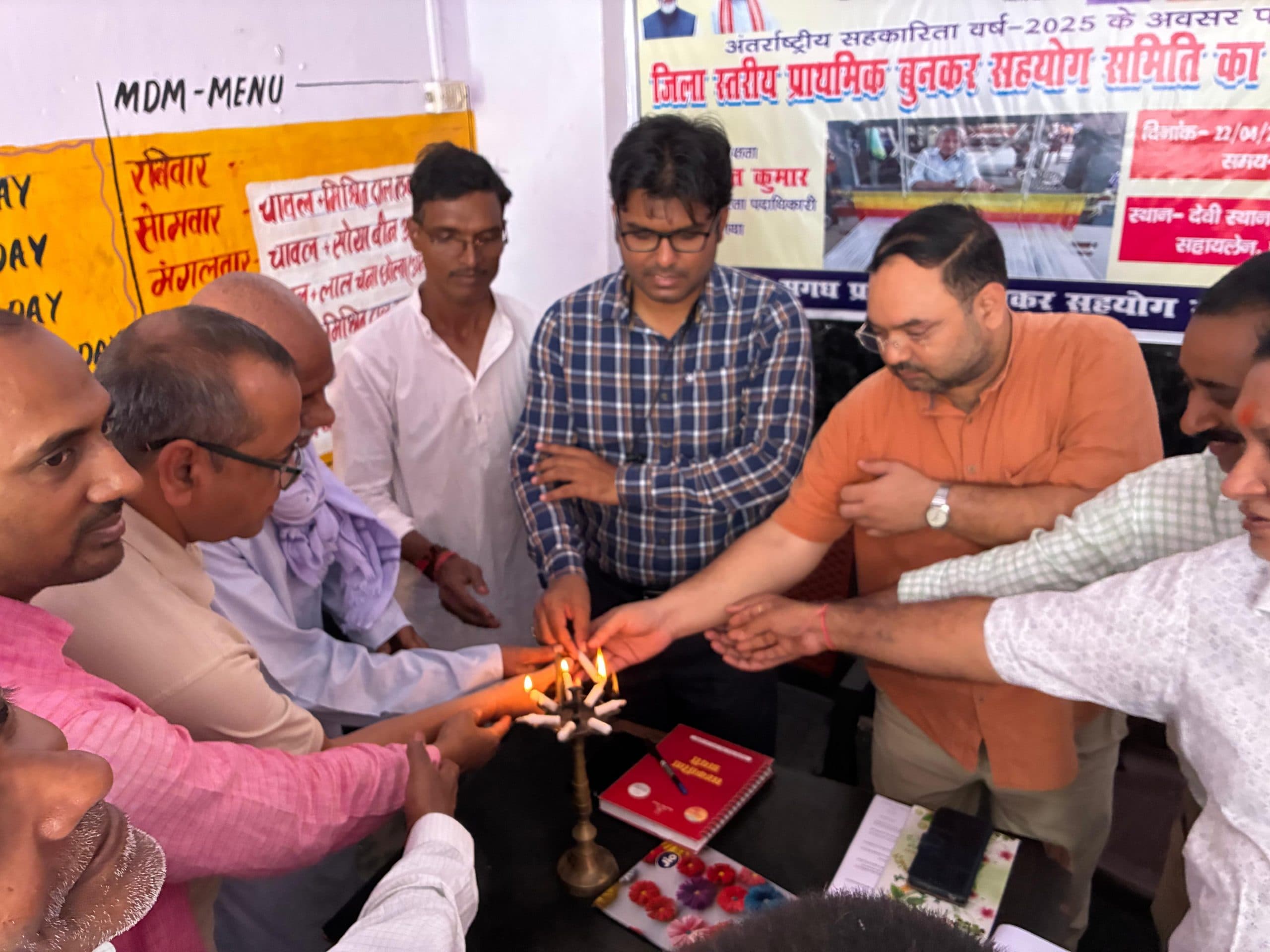 Gaya News :जिला सहकारिता पदाधिकारी ने बुनकरों के साथ विकास रूप रेखा पर की चर्चा