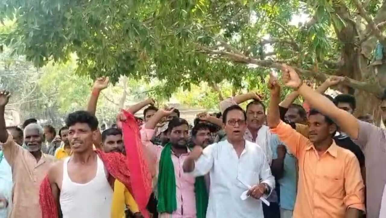 प्रशासनिक फरमान से नाराज परबत्ता के फुटकर विक्रेताओं ने किया प्रदर्शन