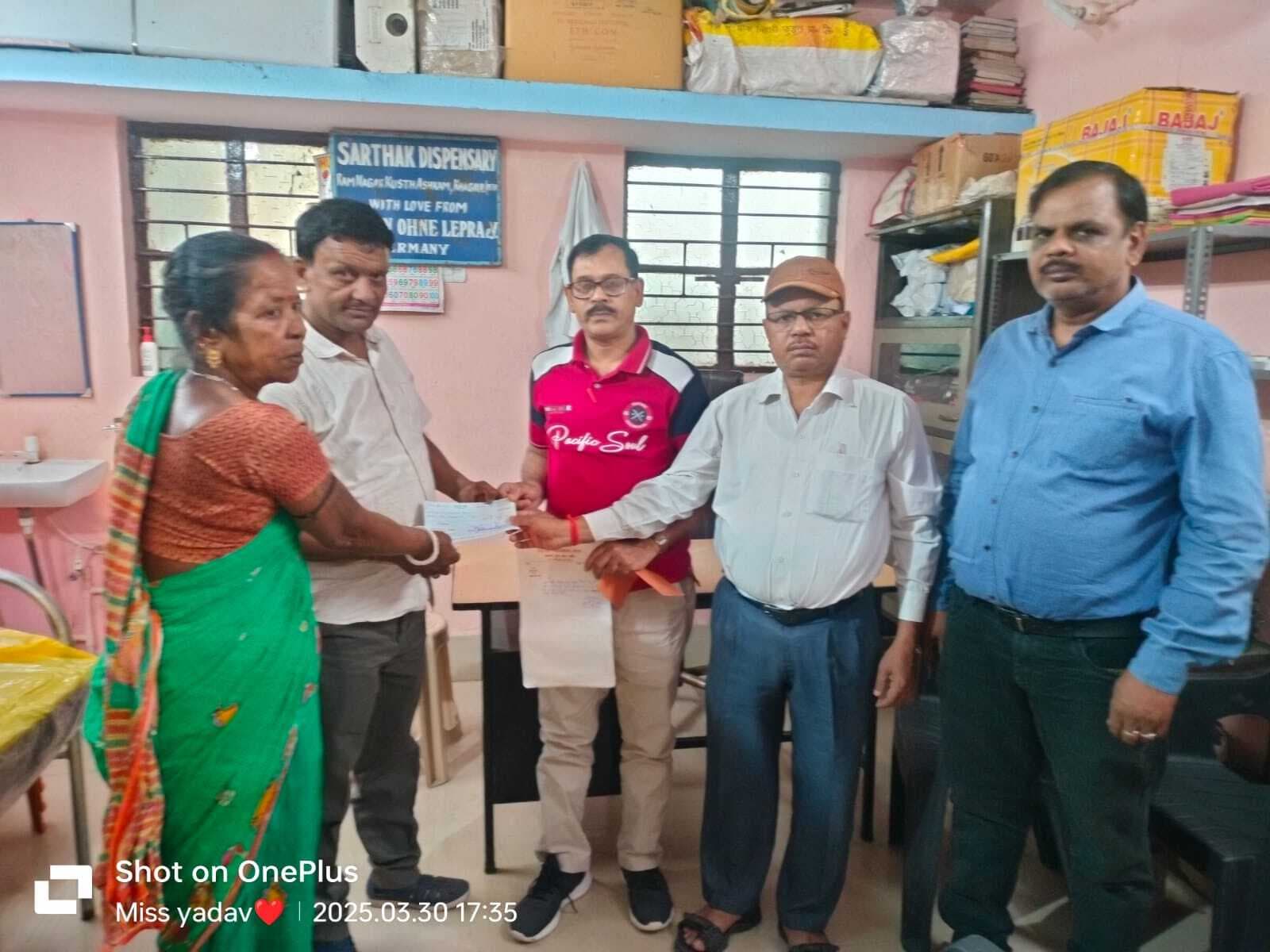 ऊर्जा मौर्य परिवार सेवा संस्थान ने कुष्ठ आश्रम को आर्थिक सहायता की