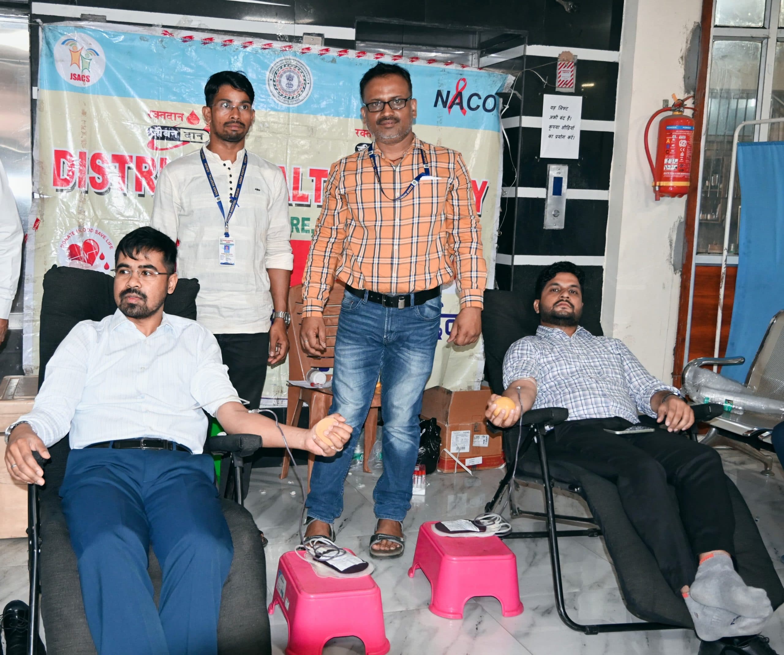 Giridih News :शिविर में अधिकारियों व आमलोगों ने किया रक्तदान