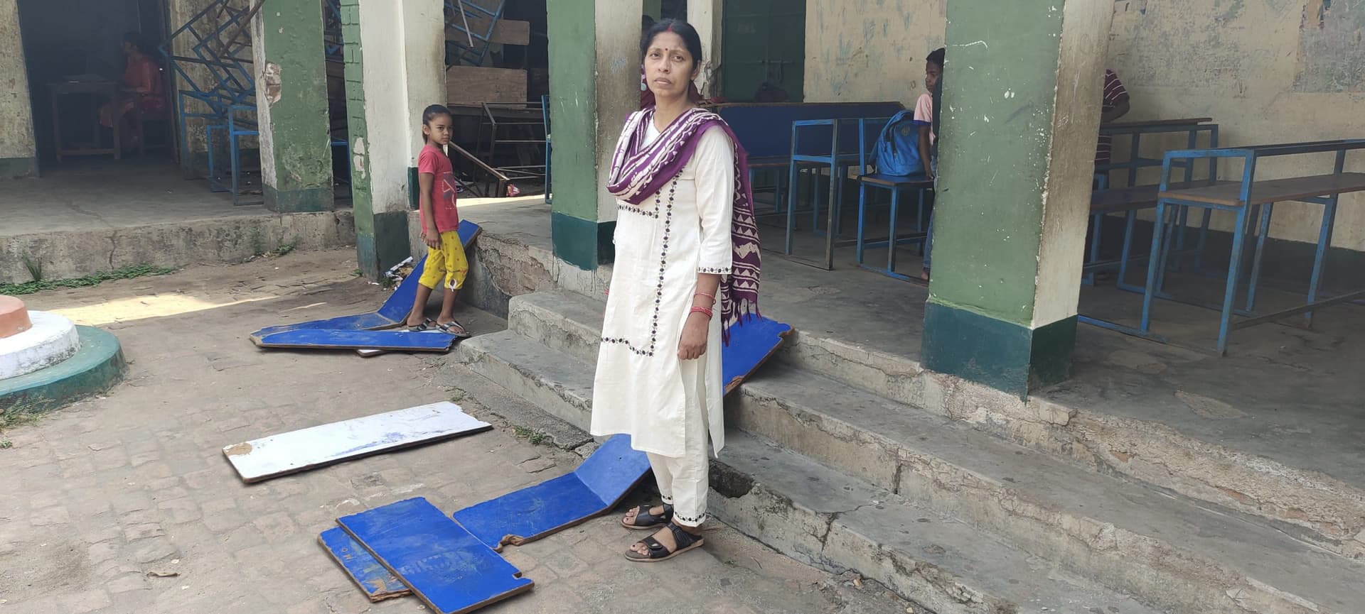 Giridih News :मध्य विद्यालय बनियाडीह में तोड़फोड़, थाना में शिकायत