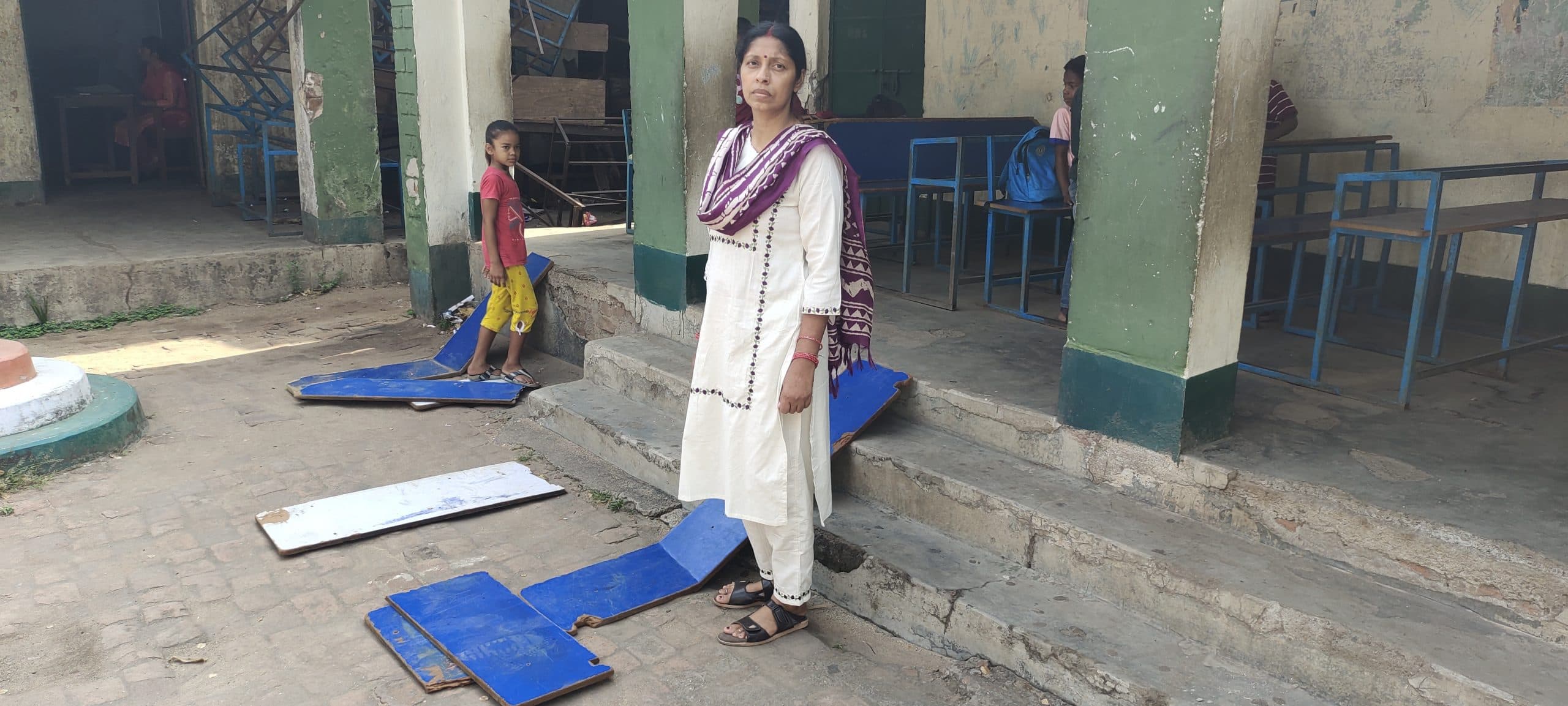 Giridih News :मध्य विद्यालय बनियाडीह में तोड़फोड़, थाना में शिकायत