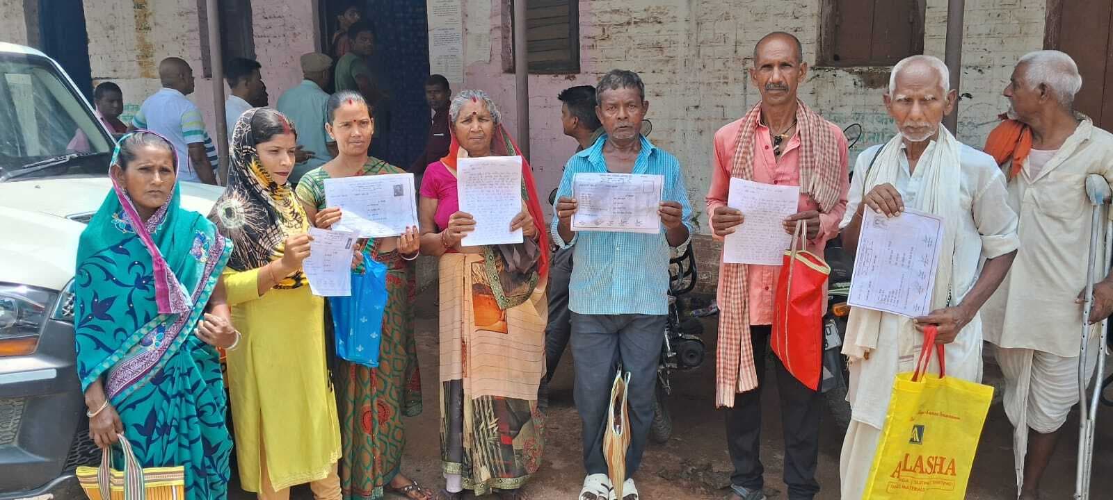 बासगीत पर्चा लेकर अंचल कार्यालय का चक्कर लगा रहे लाभुक