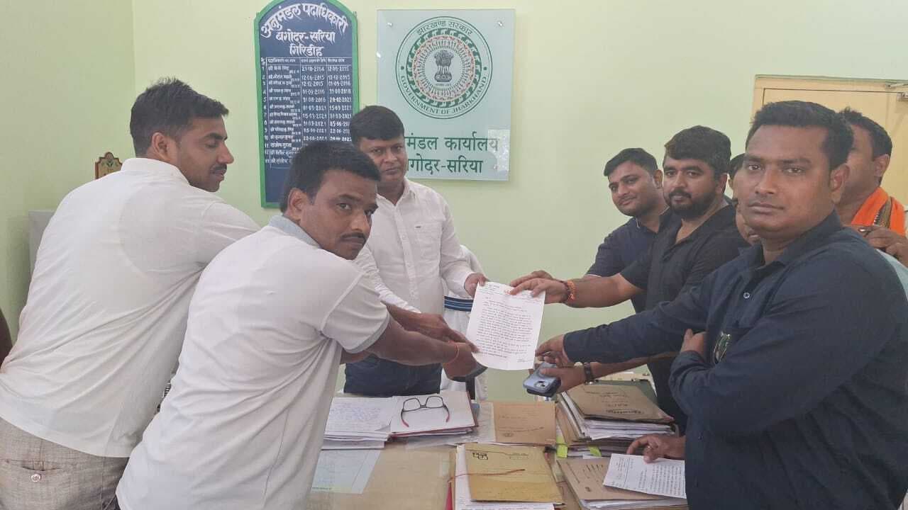 Giridih News :बिजली व्यवस्था में सुधार की मांग को ले एसडीओ को ज्ञापन